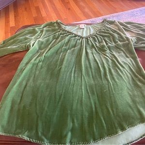 Stunning emerald green velvet short sleeved top